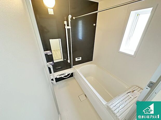 足をゆったり伸ばして寛げる浴槽です。窓が設けられていますので差し込む光が明るく穏やかな雰囲気にしてくれます♪浴室乾燥機も設置しているので、雨の日の洗濯物も安心です♪