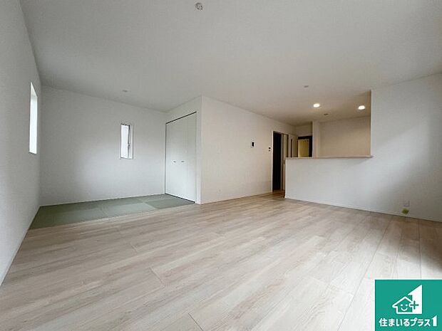 シンプルなリビングは、観葉植物等のインテリアを楽しめますね!パパ好みにも、ママ好みにも家具次第で雰囲気を変えることができます!