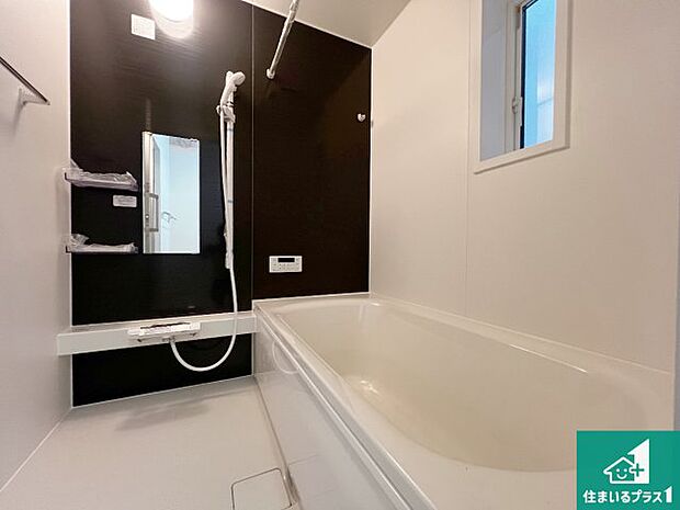 足をゆったり伸ばして寛げる浴槽です。窓が設けられていますので差し込む光が明るく穏やかな雰囲気にしてくれます♪浴室乾燥機も設置しているので、雨の日の洗濯物も安心です♪