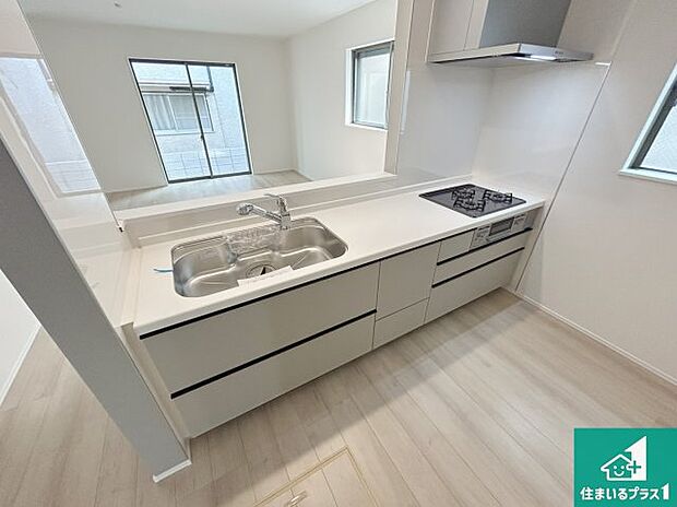 リビングと統一感があり、使い勝手のいいキッチン。広々としているので、二人並んで作業が出来ちゃいます。お子様と一緒に色々なお料理に挑戦できるスペースがあります。