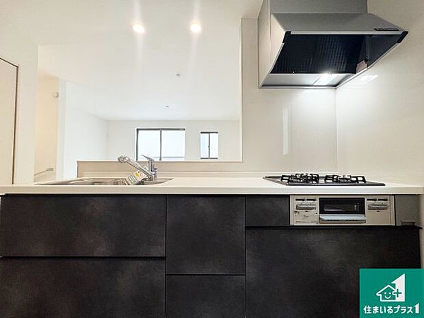 リビングと統一感があり、使い勝手のいいキッチン。広々としているので、二人並んで作業が出来ちゃいます。お子様と一緒に色々なお料理に挑戦できるスペースがあります。