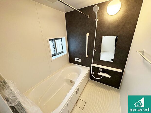 足をゆったり伸ばして寛げる浴槽です。窓が設けられていますので差し込む光が明るく穏やかな雰囲気にしてくれます♪浴室乾燥機も設置しているので、雨の日の洗濯物も安心です♪