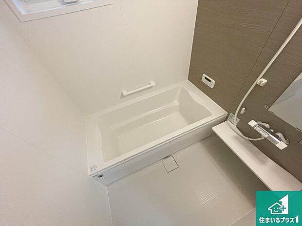 足をゆったり伸ばして寛げる浴槽です。窓が設けられていますので差し込む光が明るく穏やかな雰囲気にしてくれます♪浴室乾燥機も設置しているので、雨の日の洗濯物も安心です♪