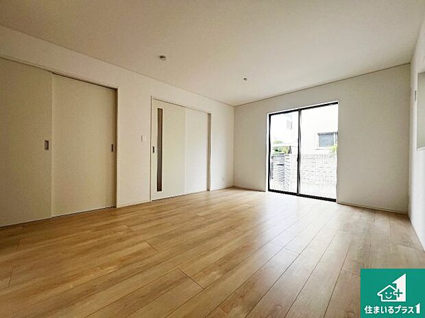 シンプルなリビングは、観葉植物等のインテリアを楽しめますね!パパ好みにも、ママ好みにも家具次第で雰囲気を変えることができます!