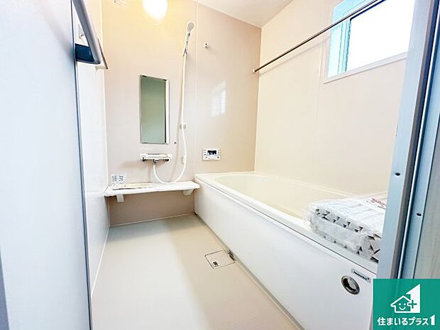 足をゆったり伸ばして寛げる浴槽です。窓が設けられていますので差し込む光が明るく穏やかな雰囲気にしてくれます♪浴室乾燥機も設置しているので、雨の日の洗濯物も安心です♪