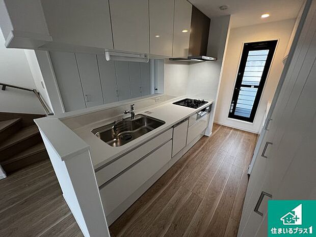 リビングと統一感があり、使い勝手のいいキッチン。広々としているので、二人並んで作業が出来ちゃいます。お子様と一緒に色々なお料理に挑戦できるスペースがあります。