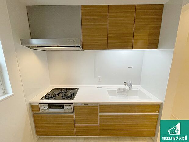 リビングと統一感があり、使い勝手のいいキッチン。広々としているので、二人並んで作業が出来ちゃいます。お子様と一緒に色々なお料理に挑戦できるスペースがあります。