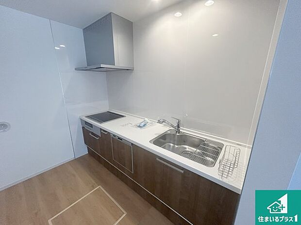 リビングと統一感があり、使い勝手のいいキッチン。広々としているので、二人並んで作業が出来ちゃいます。お子様と一緒に色々なお料理に挑戦できるスペースがあります。