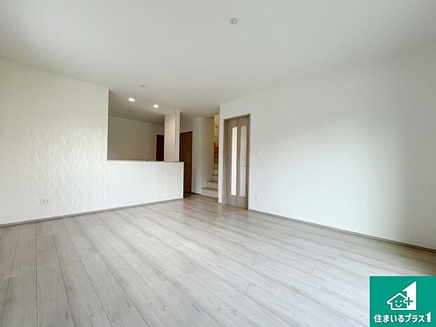 広く明るい、リビングは子育て中のお母さんも安心の対面キッチン。忙しいお母さんに嬉しい水回りが集約された家事導線が短く済む設計！