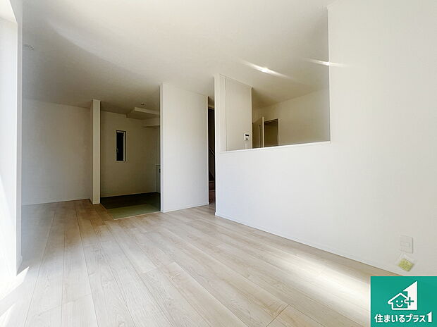 シンプルなリビングは、観葉植物等のインテリアを楽しめますね！パパ好みにも、ママ好みにも家具次第で雰囲気を変えることができます！