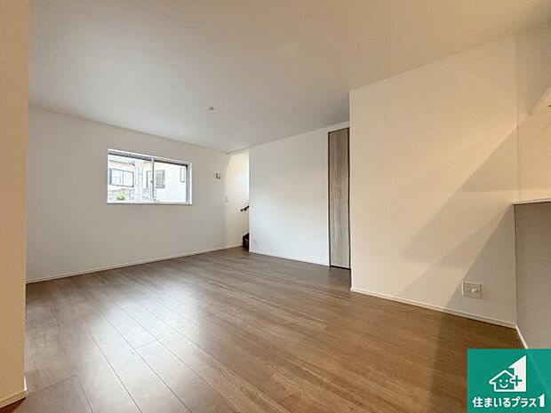 明るいリビングで朝の目覚めもスッキリできそう！対面キッチンでご家族のコミュニケーションも自然と増える設計！小さなお子様が遊ぶスペースを作っても広々とくつろげるLDK！