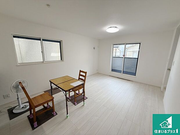 シンプルなリビングは、観葉植物等のインテリアを楽しめますね！パパ好みにも、ママ好みにも家具次第で雰囲気を変えることができます！