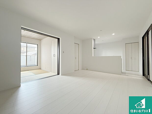 シンプルなリビングは、観葉植物等のインテリアを楽しめますね！パパ好みにも、ママ好みにも家具次第で雰囲気を変えることができます！