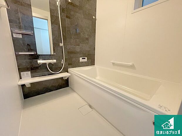 足をゆったり伸ばして寛げる浴槽です。窓が設けられていますので差し込む光が明るく穏やかな雰囲気にしてくれます♪浴室乾燥機も設置しているので、雨の日の洗濯物も安心です♪