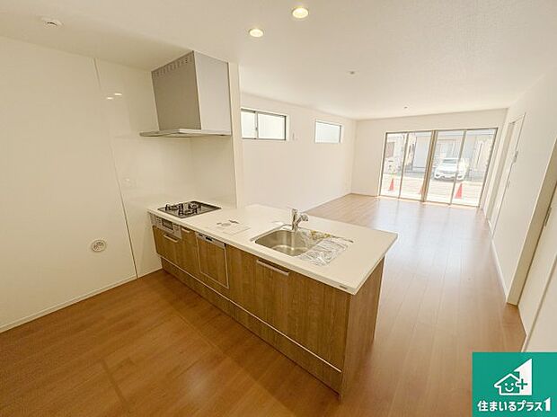 リビングと統一感があり、使い勝手のいいキッチン。広々としているので、二人並んで作業が出来ちゃいます。お子様と一緒に色々なお料理に挑戦できるスペースがあります。