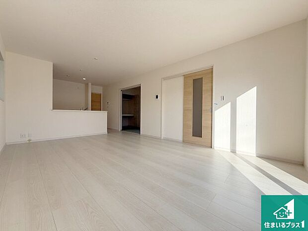 シンプルなリビングは、観葉植物等のインテリアを楽しめますね！パパ好みにも、ママ好みにも家具次第で雰囲気を変えることができます！