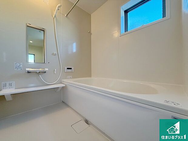 足をゆったり伸ばして寛げる浴槽です。窓が設けられていますので差し込む光が明るく穏やかな雰囲気にしてくれます♪浴室乾燥機も設置しているので、雨の日の洗濯物も安心です♪