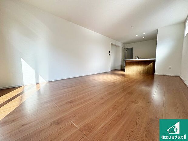 日当たり良好の明るいリビングで朝の目覚めもスッキリできそう！対面キッチンでご家族のコミュニケーションも自然と増える設計！小さなお子様が遊ぶスペースを作っても広々とくつろげるLDK！