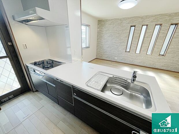 リビングと統一感があり、使い勝手のいいキッチン。広々としているので、二人並んで作業が出来ちゃいます。お子様と一緒に色々なお料理に挑戦できるスペースがあります。