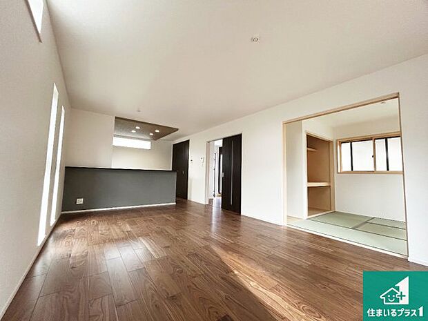 日当たり良好の明るいリビングで朝の目覚めもスッキリできそう!対面キッチンでご家族のコミュニケーションも自然と増える設計!小さなお子様が遊ぶスペースを作っても広々とくつろげるLDK!