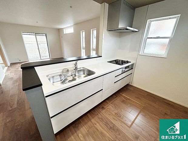 子供を見守りながらお料理が出来るため家族のコミュニケーションか増えます♪スペースが広く確保されている為お子様が大きくなったときは一緒に料理を楽しめます♪