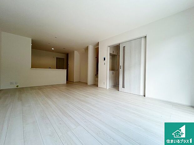 子供を見守りながらお料理が出来るため家族のコミュニケーションか増えます♪スペースが広く確保されている為お子様が大きくなったときは一緒に料理を楽しめます♪