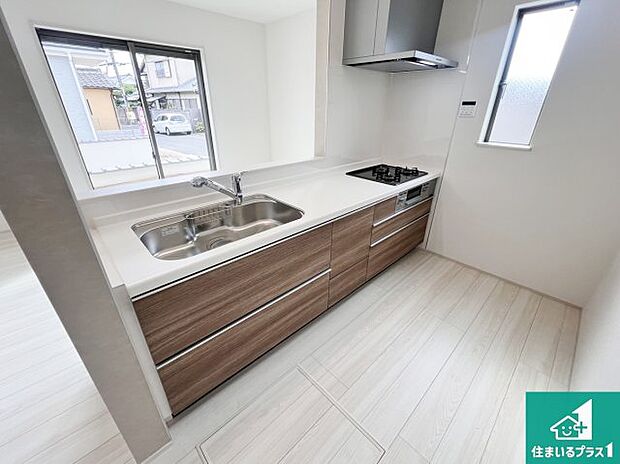 明るいリビングで朝の目覚めもスッキリできそう！対面キッチンでご家族のコミュニケーションも自然と増える設計！小さなお子様が遊ぶスペースを作っても広々とくつろげるLDK！