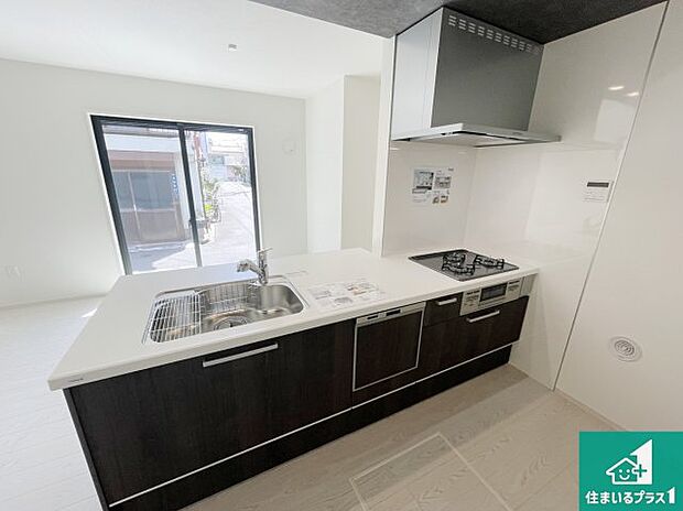 リビングと統一感があり、使い勝手のいいキッチン。広々としているので、二人並んで作業が出来ちゃいます。お子様と一緒に色々なお料理に挑戦できるスペースがあります。