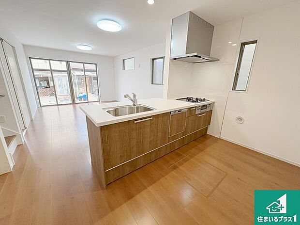 リビングと統一感があり、使い勝手のいいキッチン。広々としているので、二人並んで作業が出来ちゃいます。お子様と一緒に色々なお料理に挑戦できるスペースがあります。