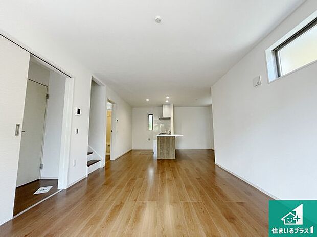 シンプルなリビングは、観葉植物等のインテリアを楽しめますね！パパ好みにも、ママ好みにも家具次第で雰囲気を変えることができます！