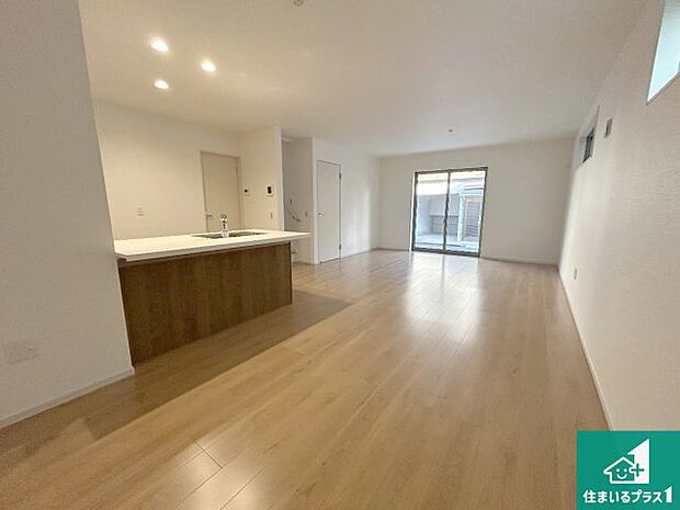 日当たり良好の明るいリビングで朝の目覚めもスッキリできそう！対面キッチンでご家族のコミュニケーションも自然と増える設計！小さなお子様が遊ぶスペースを作っても広々とくつろげるLDK！