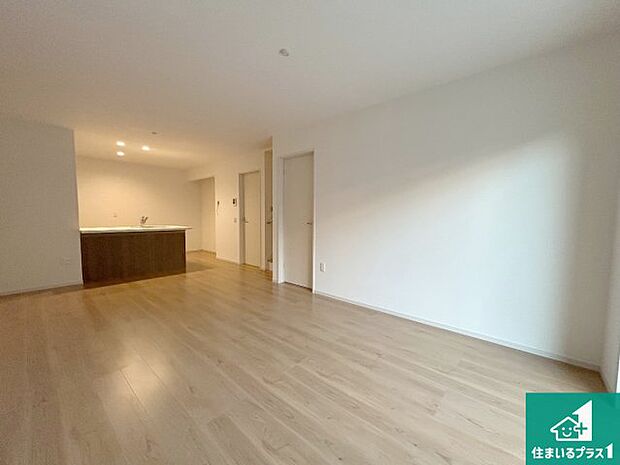 日当たり良好の明るいリビングで朝の目覚めもスッキリできそう！対面キッチンでご家族のコミュニケーションも自然と増える設計！小さなお子様が遊ぶスペースを作っても広々とくつろげるLDK！