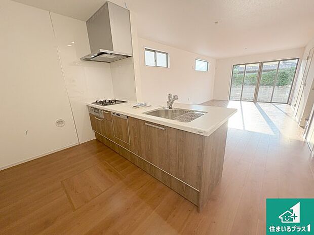 明るいリビングで朝の目覚めもスッキリできそう！対面キッチンでご家族のコミュニケーションも自然と増える設計！小さなお子様が遊ぶスペースを作っても広々とくつろげるLDK！