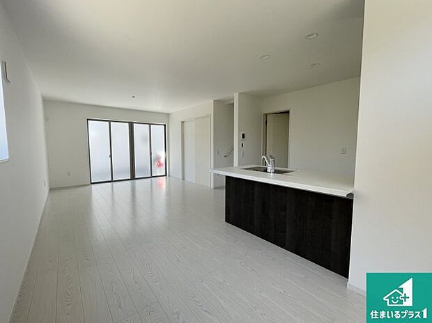 シンプルなリビングは、観葉植物等のインテリアを楽しめますね!パパ好みにも、ママ好みにも家具次第で雰囲気を変えることができます!