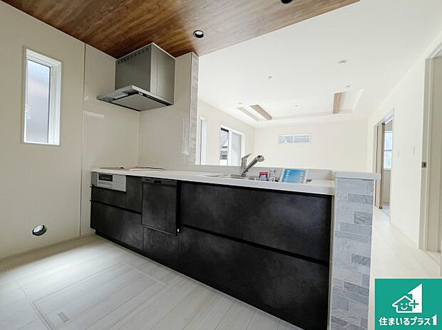 リビングと統一感があり、使い勝手のいいキッチン。広々としているので、二人並んで作業が出来ちゃいます。お子様と一緒に色々なお料理に挑戦できるスペースがあります。