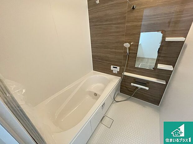 ゆったりと足を伸ばせる浴室は一日の疲れを癒してくれる大切な空間です。浴室乾燥機も設置しているので、雨の日の洗濯物も安心です♪