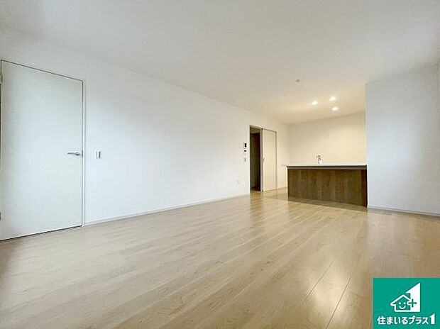 日当たり良好の明るいリビングで朝の目覚めもスッキリできそう!対面キッチンでご家族のコミュニケーションも自然と増える設計!小さなお子様が遊ぶスペースを作っても広々とくつろげるLDK!