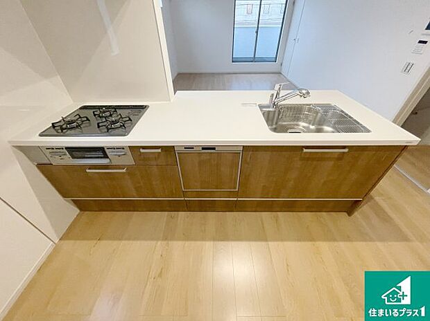 リビングと統一感があり、使い勝手のいいキッチン。広々としているので、二人並んで作業が出来ちゃいます。お子様と一緒に色々なお料理に挑戦できるスペースがあります。