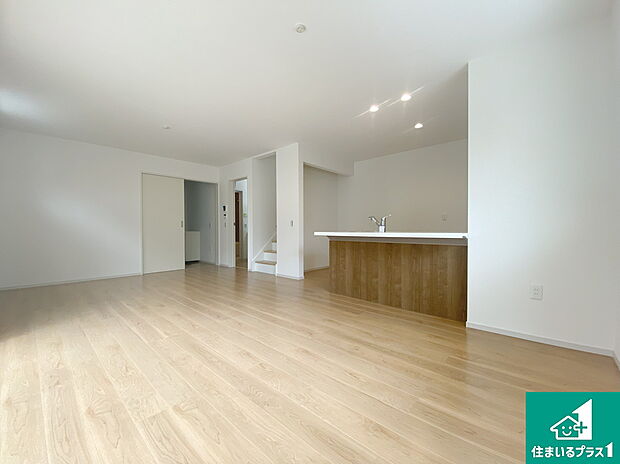 明るいリビングで朝の目覚めもスッキリできそう！対面キッチンでご家族のコミュニケーションも自然と増える設計！小さなお子様が遊ぶスペースを作っても広々とくつろげるLDK！