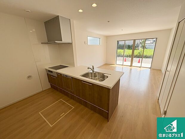 リビングと統一感があり、使い勝手のいいキッチン。広々としているので、二人並んで作業が出来ちゃいます。お子様と一緒に色々なお料理に挑戦できるスペースがあります。