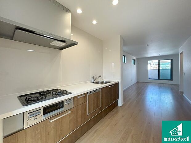 リビングと統一感があり、使い勝手のいいキッチン。広々としているので、二人並んで作業が出来ちゃいます。お子様と一緒に色々なお料理に挑戦できるスペースがあります。