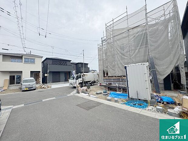 周辺は落ち着いた街並みの住宅地！子育てがしやすい住環境です！まだ未完成ですが、現地でしかわからない事もございます。是非一度ご覧ください。