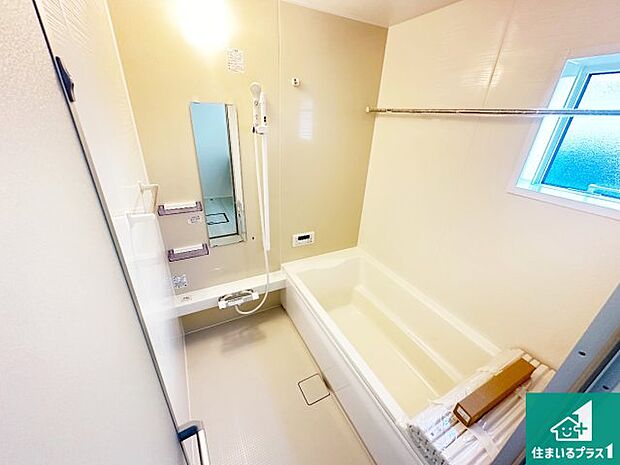 足をゆったり伸ばして寛げる浴槽です。窓が設けられていますので差し込む光が明るく穏やかな雰囲気にしてくれます♪浴室乾燥機も設置しているので、雨の日の洗濯物も安心です♪