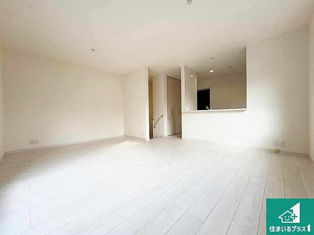 日当たり良好の明るいリビングで朝の目覚めもスッキリできそう！対面キッチンでご家族のコミュニケーションも自然と増える設計！小さなお子様が遊ぶスペースを作っても広々とくつろげるLDK！