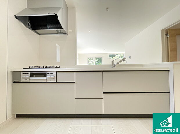 リビングと統一感があり、使い勝手のいいキッチン。広々としているので、二人並んで作業が出来ちゃいます。お子様と一緒に色々なお料理に挑戦できるスペースがあります。