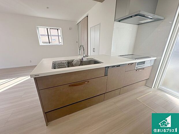 明るいリビングで朝の目覚めもスッキリできそう！対面キッチンでご家族のコミュニケーションも自然と増える設計！小さなお子様が遊ぶスペースを作っても広々とくつろげるLDK！