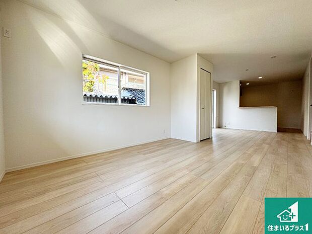 シンプルなリビングは、観葉植物等のインテリアを楽しめますね!パパ好みにも、ママ好みにも家具次第で雰囲気を変えることができます!