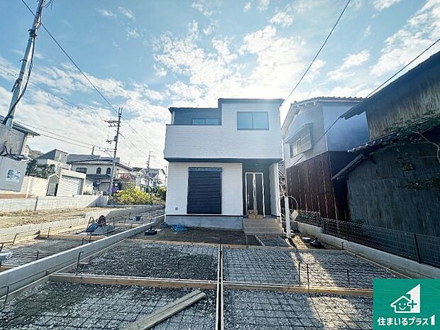 周辺は落ち着いた街並みの住宅地！子育てがしやすい住環境です！まだ未完成ですが、現地でしかわからない事もございます。是非一度ご覧ください。