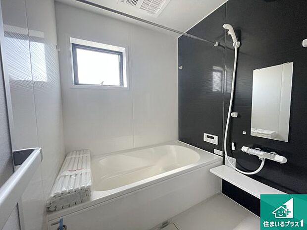 足をゆったり伸ばして寛げる浴槽です。窓が設けられていますので差し込む光が明るく穏やかな雰囲気にしてくれます♪浴室乾燥機も設置しているので、雨の日の洗濯物も安心です♪