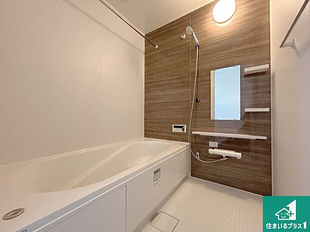 足をゆったり伸ばして寛げる浴槽です。窓が設けられていますので差し込む光が明るく穏やかな雰囲気にしてくれます♪浴室乾燥機も設置しているので、雨の日の洗濯物も安心です♪